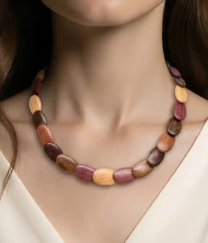 Alternative view of Collier en bois Sylviane