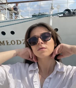 Image des lunettes bicolores Douglas avec des branches longues et des dimensions adaptées aux visages ronds et ovales.