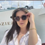 Photo de lunettes Douglas bicolores, monture en bois de palissandre, présentées avec des détails soignés et un design de type Wayfarer.