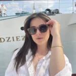 Gros plan sur des lunettes Douglas avec verres polarisés TAC gris, offrant une protection UV400.