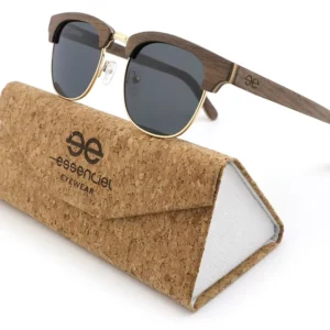 Lunettes de soleil Classic 390E Brown en bois noyer sur une surface marbrée : artisanales et élégantes.