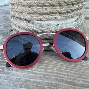 Lunettes de soleil mixtes STONES RED avec monture en bois rouge et métal doré, verres polarisés Catégorie 3.