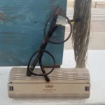 Lunettes Paul Optic 2 posées dans un étui en liège raffiné, avec un chiffon en microfibre inclus.