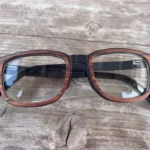 Lunettes en bois KALYSPOS avec charnières flexibles, adaptées à toutes corrections.