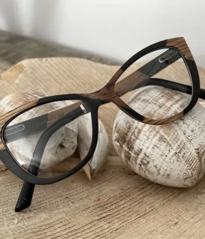 Lunettes en bois La Bicolore XP154XP pour femme sur fond blanc, mettant en avant la monture papillon en ébène et érable.