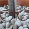 Lunettes en bois de noyer ANTHARES pour femme avec branches en acétate bio, style intemporel et écoresponsable.