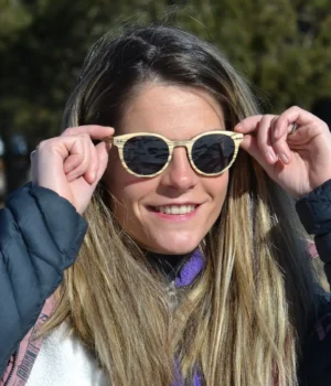 Paire de lunettes de soleil Yoko en bois écologique, alliant légèreté et design épuré, dotées de verres polarisés offrant une excellente protection contre les UV.