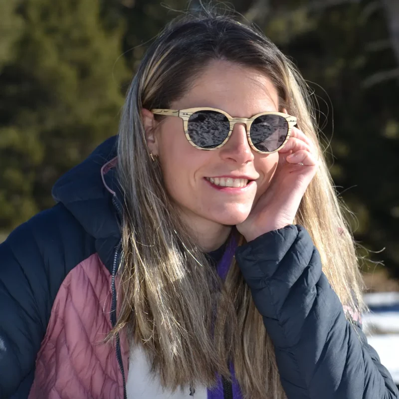 Lunettes de soleil Yoko en bois naturel, avec monture élégante et intemporelle, verres polarisés UV400 assurant une protection solaire optimale et un style chic.