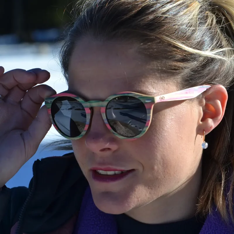 Lunettes en bois écologique modèle Spector Multicolore, offrant un design audacieux, léger et confortable, avec des verres polarisés anti-reflet et une protection UV400.