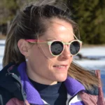 Paire de lunettes solaires Spector Multicolore, conçues en bois naturel avec une finition colorée unique, équipées de verres polarisés pour protéger efficacement les yeux.