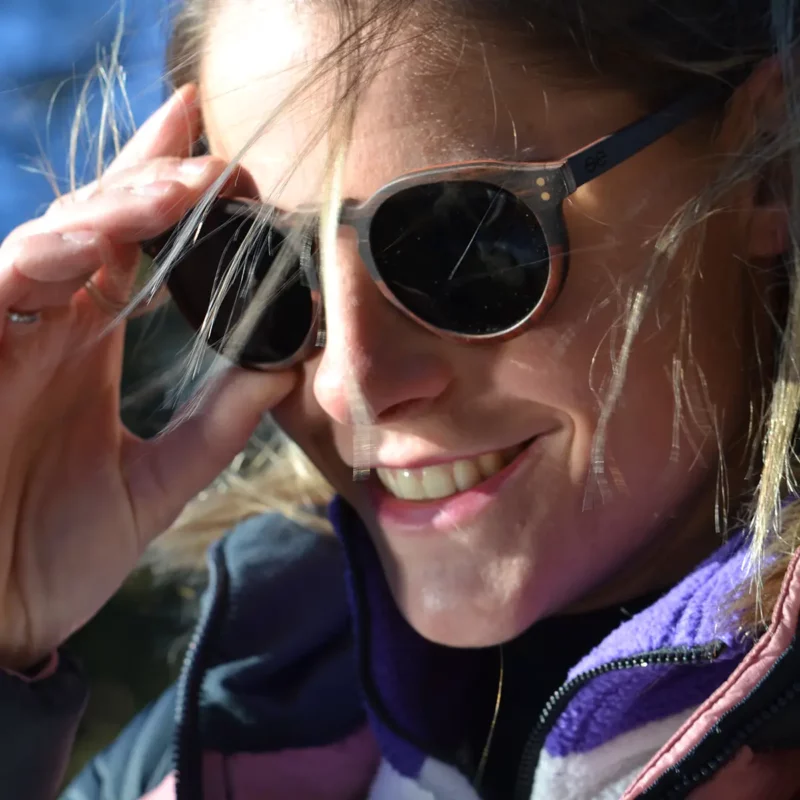Monture artisanale en bois pour lunettes de soleil Rolling, avec verres polarisés UV400, offrant un design moderne, durable et respectueux de l’environnement.