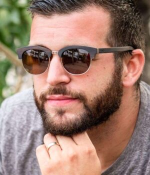 Monture style clubmaster des CLASSIC 390E Brown, fabriquée à partir de matériaux éco-responsables.