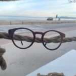 Présentation des lunettes Paul Optic 3 pour femme, avec des détails sur leur finesse, leur largeur de 141 mm et leur poids de seulement 24 grammes.