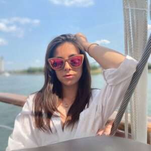 Lunettes de soleil en bois modèle Parker Pinck pour femme, monture papillon écologique, légères et élégantes, avec verres orangés polarisés UV400 pour une protection solaire optimale.
