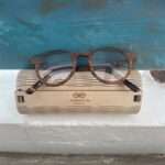 Lunettes Paul Optic 3 présentées avec leur forme pantos unique et matériaux naturels.