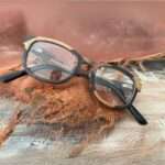 Monture papillon en bois d’ébène et d'érable pour lunettes "La Bicolore 154XP", chic et adaptées aux formes de visage ovales et triangulaires.