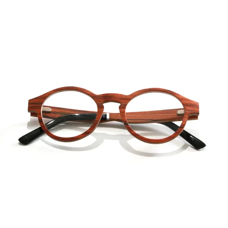 Monture légère et intemporelle de forme Panthos fabriquée en bois de noyer durable.