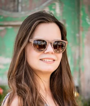 Lunettes solaire élégantes BRIAN, forme Pantos adaptées aux visages en cœur et style classique intemporel.