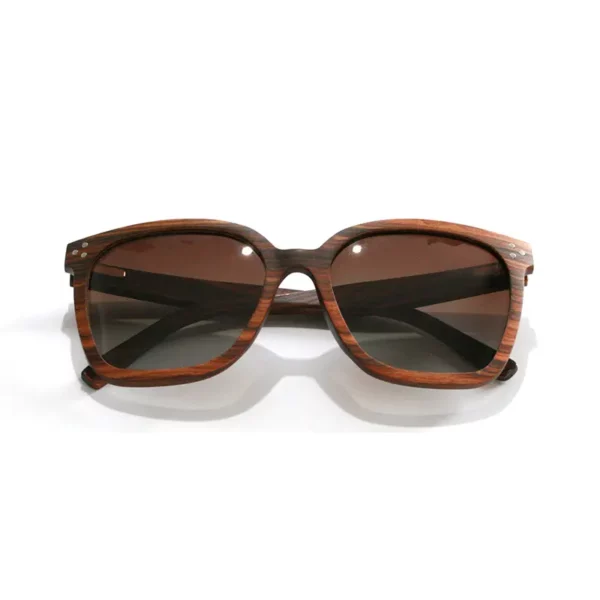Femme Portant les Lunettes en Bois Solaire Grace