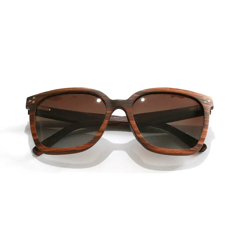 Femme Portant les Lunettes en Bois Solaire Grace
