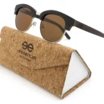 Lunettes en bois solaire CLASSIC 390E BLACK - élégantes, avec une monture ébène et protection UVA 400.