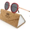 Étui en liège naturel accompagnant les lunettes STONES RED, conçu pour protéger contre les rayures et les chocs.