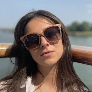 Lunettes en bois papillon Grace : Lunettes solaires féminines en bois de palissandre avec verres polarisés pour une protection UV optimale.