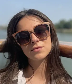 Lunettes en bois papillon Grace : Lunettes solaires féminines en bois de palissandre avec verres polarisés pour une protection UV optimale.