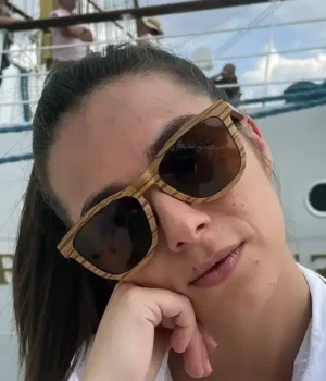 Lunettes de soleil pour femme en bois de noyer, modèle Raider, avec design Pantos et verres polarisés UV400.