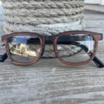 Lunettes éco-responsables KALYSPOS posées sur un fond neutre montrant leur design classique et élégant.