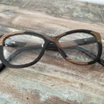 Lunettes La Bicolore 154XP pour femmes, monture en ébène et érable, design papillon.