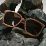 Gros plan sur les verres polarisés des lunettes Grace offrant une protection UVA 400 et un design rétro.