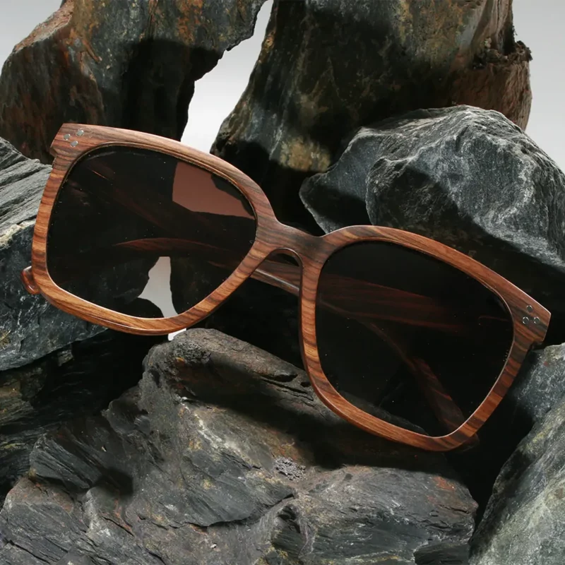 Gros plan sur les verres polarisés des lunettes Grace offrant une protection UVA 400 et un design rétro.