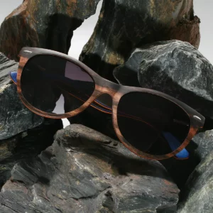 Image des lunettes en bois Brigitte alliant élégance artisanale et design intemporel, accompagnées de leur étui écologique en liège.