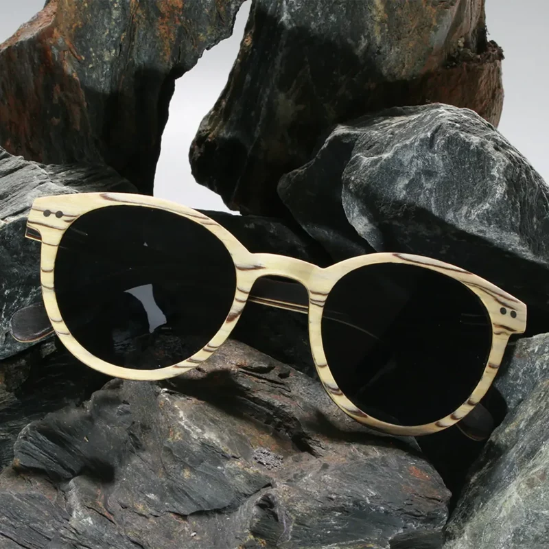 Lunettes solaire femme en bois White Ice avec étui en liège - Design éco-responsable et protection UVA400.