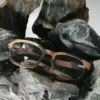 Gros plan des branches en acétate bio des lunettes en bois LA BICOLORE 150XP, offrant confort et durabilité.