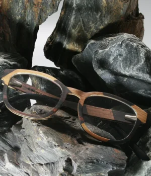 Gros plan des branches en acétate bio des lunettes en bois LA BICOLORE 150XP, offrant confort et durabilité.