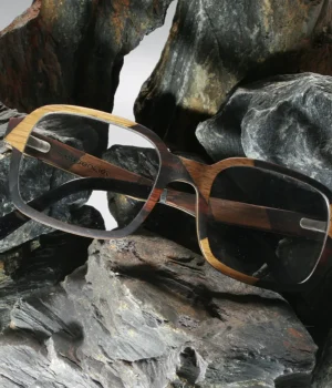 Lunettes rectangulaires mixtes en bois La Bicolore 149XP fabriquées en ébène et érable sur fond marbre