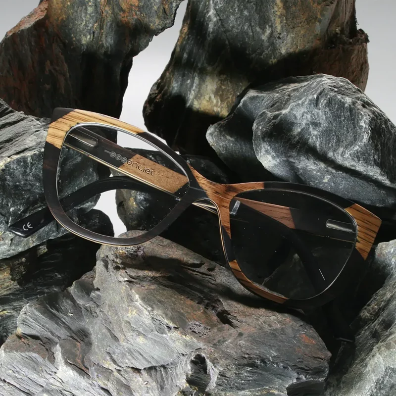 Lunettes "La bicolore XP154XP" en bois avec monture papillon, conçues pour femmes avec design français, posées sur du marbre noir