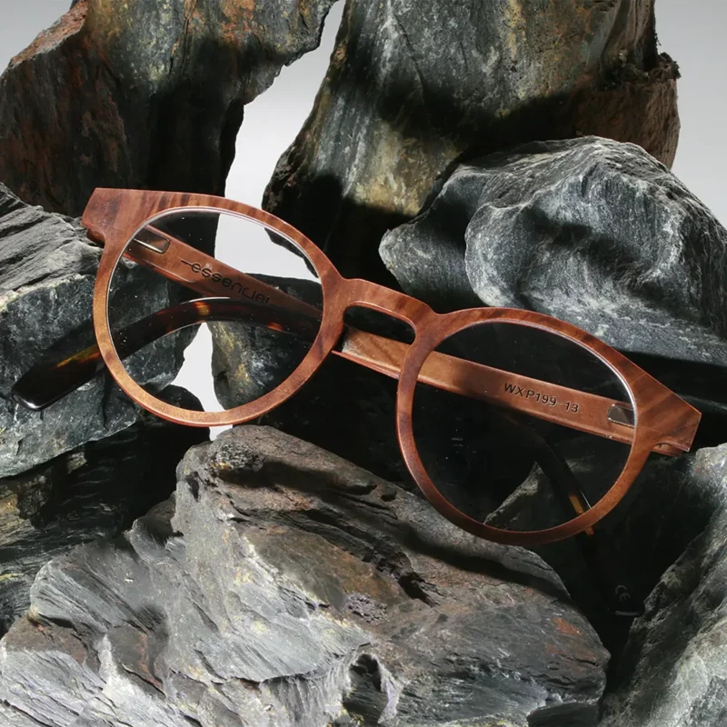 Gros plan sur les lunettes en bois Paul Optic 1 pour femme, fabriquées en palissandre, avec des charnières à ressort pour une durabilité maximale.