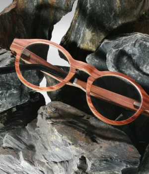 Gros plan sur les montures légères et branches en acétate bio des lunettes Anthares, parfaites pour un style intemporel.