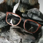 Monture optique Kalyspos – bois de palissandre et d’ébène avec finition bio et branche flexible.