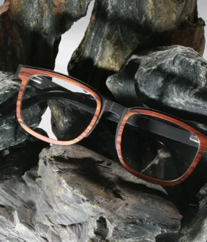 Monture optique Kalyspos – bois de palissandre et d’ébène avec finition bio et branche flexible.
