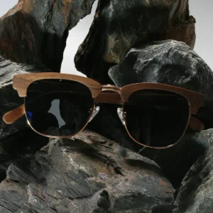 Lunettes en bois CLASSIC 390E Brown posées sur une surface en marbre, mettant en valeur leur design artisanal et leur essence de bois noble.