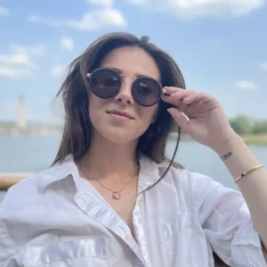 Femme portant les lunettes solaires PRESTON au style rétro, illustrant un look tendance et éco-responsable.