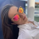 Lunettes en bois Parker PINCK pour femme avec monture papillon et verres polarisés orangés, offrant une protection UV 400.