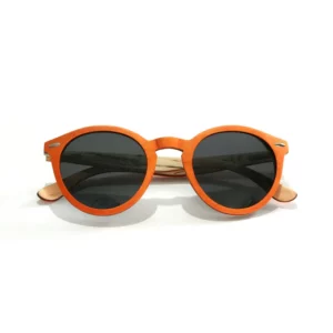 Femme portant les lunettes en bois solaire Spector Orange