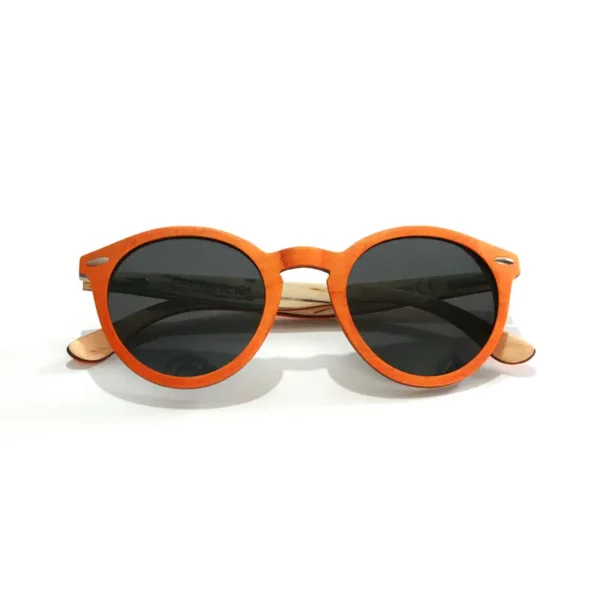 Femme portant les lunettes en bois solaire Spector Orange