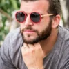 Portrait d’un homme portant les lunettes Stones Red, accentuant un look élégant et unique.