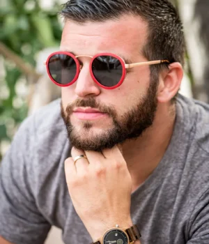 Portrait d’un homme portant les lunettes Stones Red, accentuant un look élégant et unique.